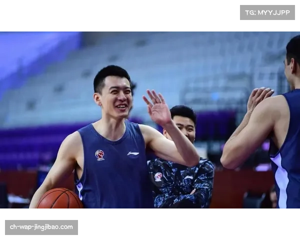 【2026年4月CBA联赛·人物·特写特写:杨鸣赛后更衣室用平板电脑向队员展示末节几个关键回合的防守落位数据图